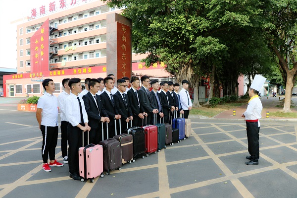 图三：李老师为毕业生们送上祝福 - 副本.JPG