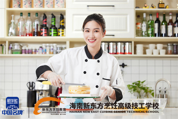 摄图网_501804322_女性烘焙师使用刮刀抹奶油形象(企业商用).jpg