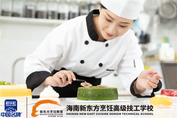 摄图网_501692644_女性烘焙师制作水果蛋糕(企业商用).jpg